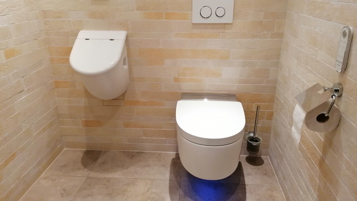 Nun spielt die Toilette des erfolgreichen Handbikers Alexander Gritsch alle Stückerl: Nicht nur ein Pissoir, sondern auch ein Top-Dusch-WC, das Geberit AquaClean Mera, sorgen für höchsten Hygienestandard im Hause Gritsch. (c) Alexander Gritsch/Geberit