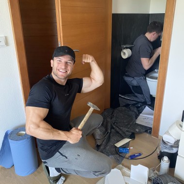 Sascha Huber freut sich bereits auf sein Dusch-WC. Es macht ihm sichtlich Spaß, dem Team der Firma Holzapfel beim Einbau behilflich zu sein. (c) Sascha Huber